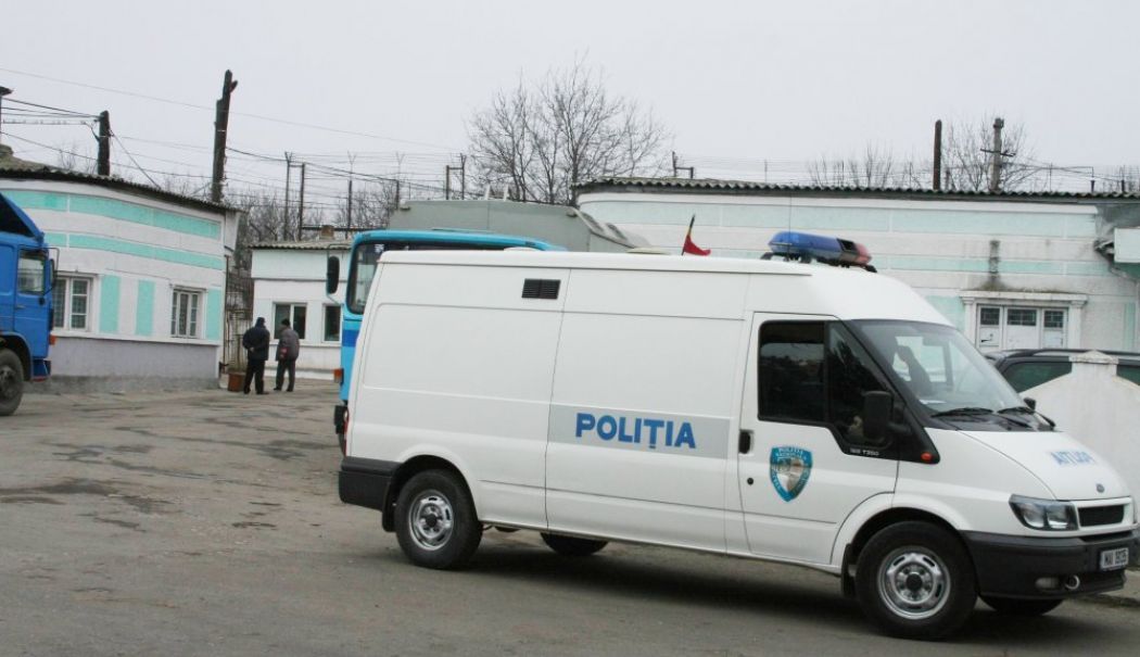 Urmărit internaţional, adus în ţară de autorităţi. Tribunalul Constanţa îl condamnase la închisoare pentru trafic de droguri