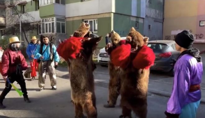 VIDEO: Colindătorii scot românii la ferestre. Un grup din Bacău a pornit într-un tur prin toată țara - urs-1640015425.jpg