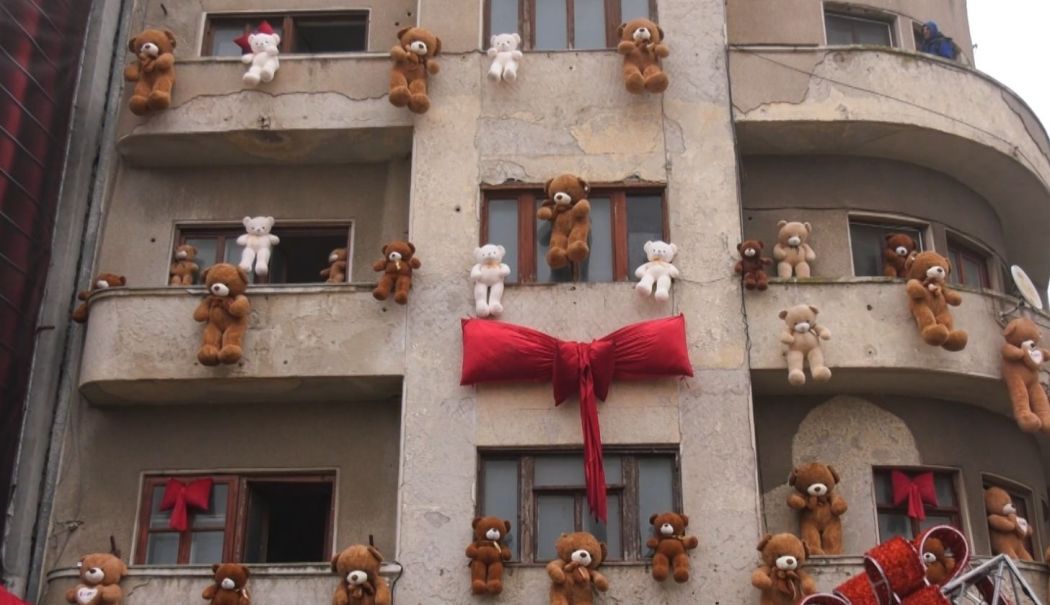 Decor controversat! Ursuleți atârnați ca-n filmele horror