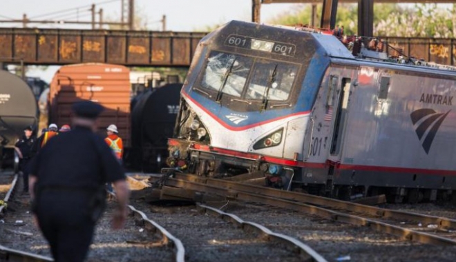 Două trenuri de mare viteză s-au ciocnit în Philadelphia: cel puțin 42 de răniți - usaamtraktrainaccident79360700-1503395632.jpg