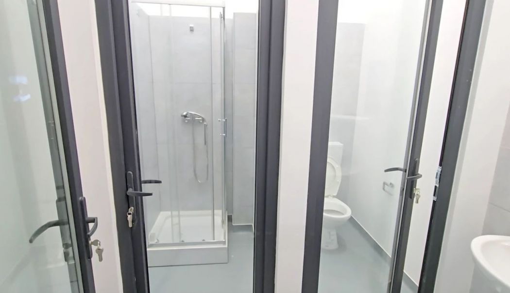 Toalete cu uși transparente și dușuri la vedere într-o piață proaspăt modernizată din România