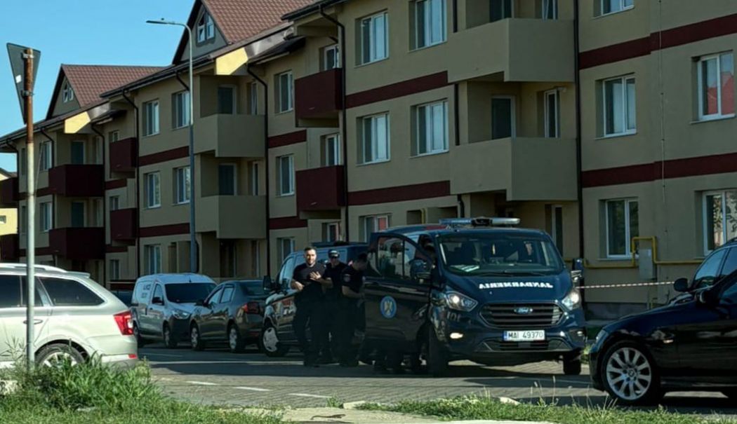 Poliţiştii au intervenit după ce zeci de apartamente dintr-un bloc prezentau distrugeri la uși - usisigeamurialeunorapartamentedi-1753351307.jpeg
