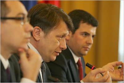 USL nu participă la consultările cu președintele Băsescu - usl3lideri-1329131613.jpg