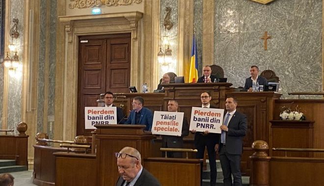 Senatul a adoptat modificările la legea pensiilor special. USR, protest în plen cu mesajul „Tăiaţi pensiile speciale”