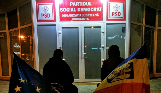 Protest la Constanța: USR, planton la ușa PSD - usrplantonlausapsd-1513264131.jpg
