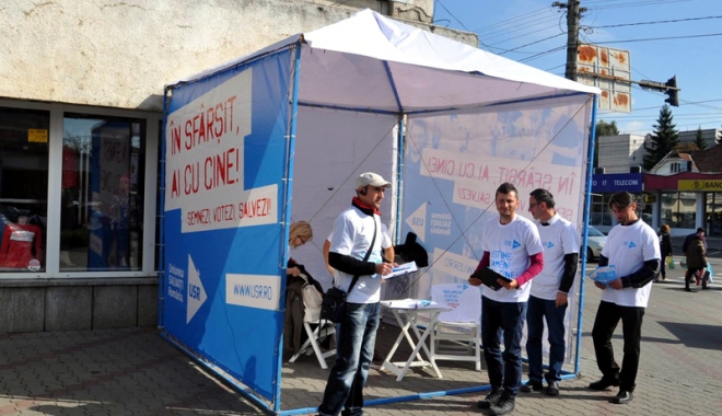 USR continuă strângerea de semnături. Nicușor Dan spune că nu vrea să riște la BEC - usrstrangeresemnaturi-1476805391.jpg