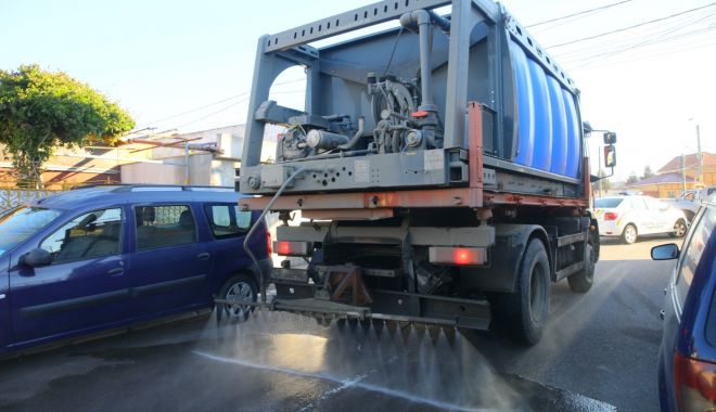 Utilaje încărcate cu detergent concentrat vor spăla astăzi străzile - utilaj-1586779272.jpg