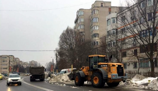Utilajele sparg gheața și adună zăpada  din jurul școlilor - utilaje-1484847713.jpg