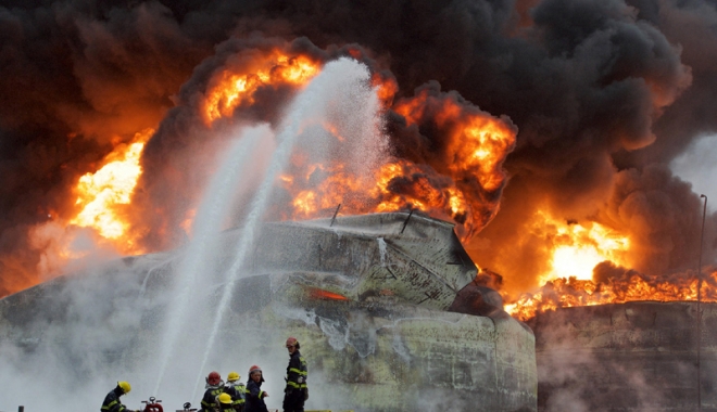 Aproximativ 1.000 de persoane au fost intoxicate cu sulf, după ce o uzină  a fost incendiată de Statul Islamic - uzinairakincendiu-1477308172.jpg