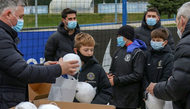 Vacanță activă. Juniorii Academiei Hagi îşi perfecționează tehnica cu TouchBall - vacanta-1607438957.jpg