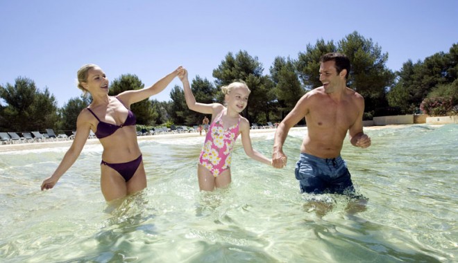 Propuneri de vacanțe distractive pentru părinți și copii - vacantainfamilie-1369404708.jpg