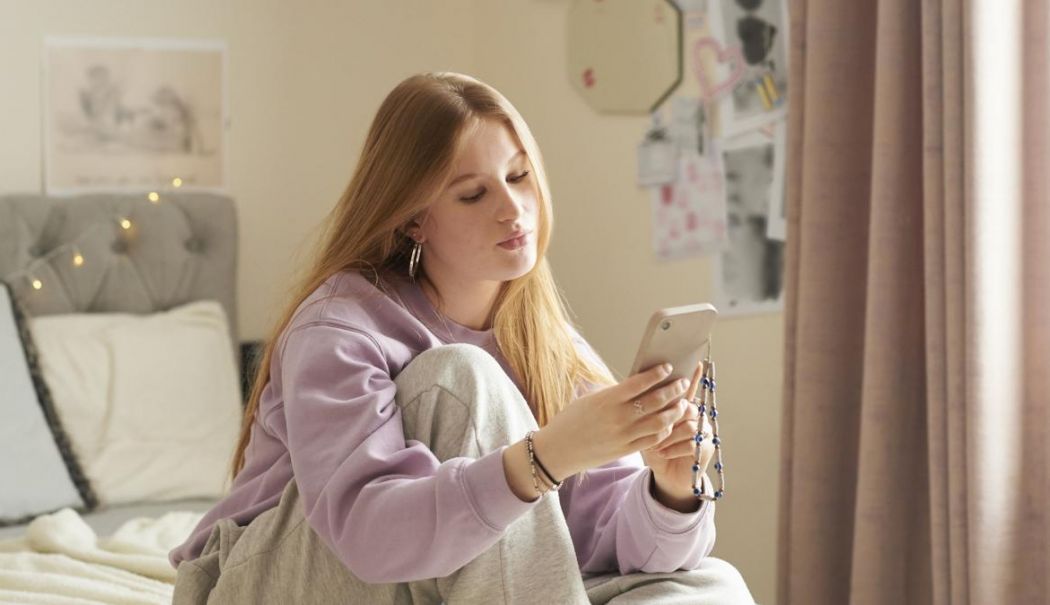 Cât timp a ajuns să petreacă un copil pe telefon în vacanța de vară? Efectele sunt devastatoare - vacantainonlinejumatatedintrecop-1755759812.jpg