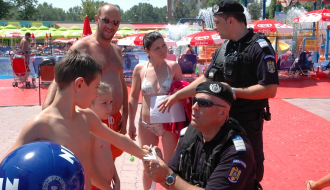 VACANȚĂ ÎN SIGURANȚĂ / Polițiștii împart brățări copiilor, pe plajă - vacantainsiguranta1-1373631155.jpg