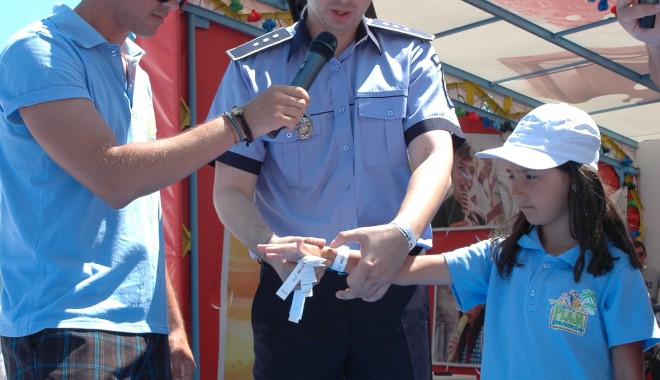 VACANȚĂ ÎN SIGURANȚĂ / Polițiștii împart brățări copiilor, pe plajă - vacantainsiguranta3-1373631177.jpg