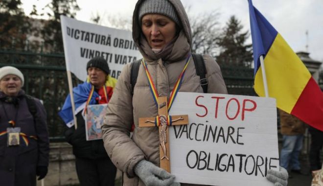 Protestatarii împotriva legii certificatului verde au spart cordonul de jandarmi şi au forţat intrarea în Parlament - vaccccc-1640082704.jpg