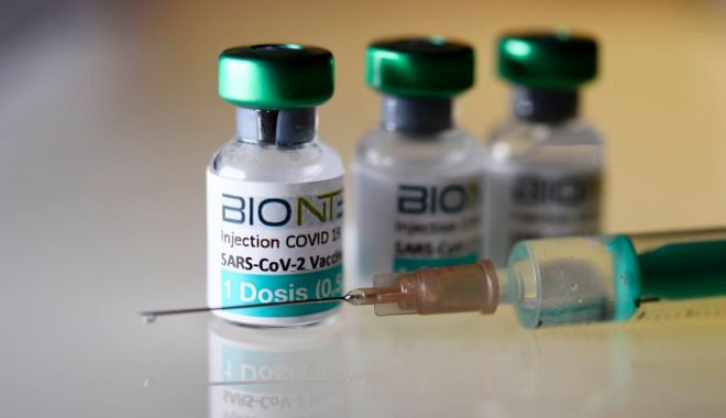 1.205 de doze de vaccin antiCOVID-19 pierdute. Între motive: spargerea flacoanelor sau temperatura inadecvată - vaccin2-1611398289.jpg