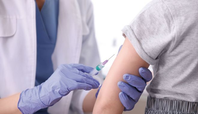 Aproape 900.000 de români au fost vaccinaţi împotriva COVID-19 în două luni de la startul campaniei - vaccin2-1614419585.jpg