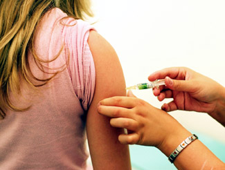 Vaccinările gratuite împotriva gripei continuă la Constanța - vaccination0-1320859042.jpg