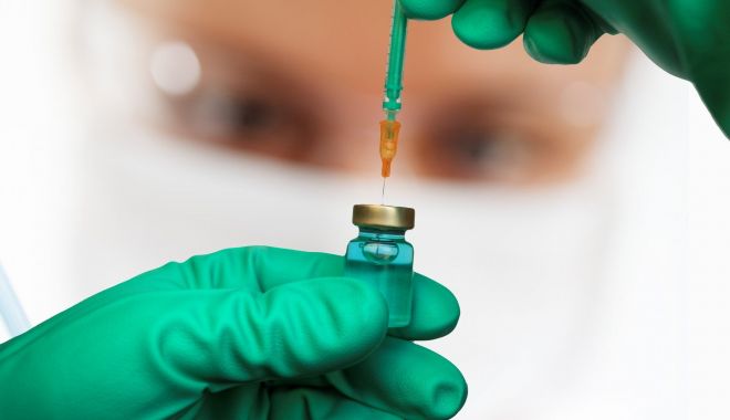 Un vaccin bivalent de la Moderna, care ţinteşte atât Omicron, cât şi tulpina originală, aprobat - vaccine14-1660632343.jpg