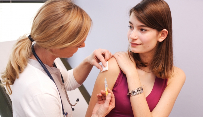 Premieră mondială! A fost inventat vaccinul care apără femeile de sindromul de șoc toxic! - vaccinulhpv-1465889404.jpg