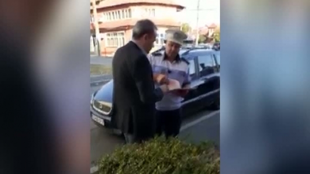 Darius Vâlcov, amendat de Poliție, după ce și-a parcat mașina într-o intersecție - valcovamendat48935900-1571220211.jpg