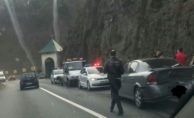 Accident în lanț pe Valea Oltului! Patru copiii și mama lor au ajuns la spital - vale-1551974868.jpg