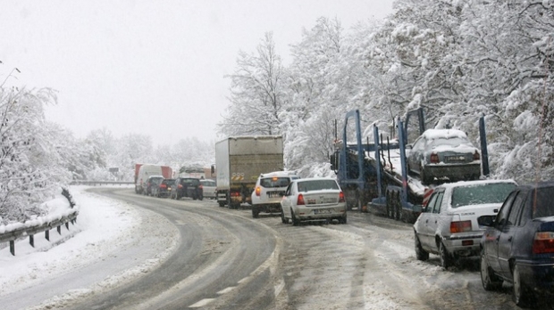 Circulație bară la bară pe valea Prahovei! Jale maximă pe raza stațiunii Bușteni - valea-1577963010.jpg