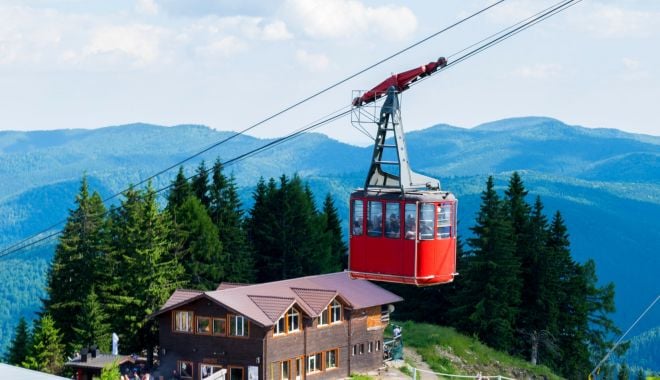 Staţiunile montane sunt monitorizate, în acest weekend, de la bordul unui elicopter - valeaprahoveiorasesistatiunipeca-1627150905.jpg
