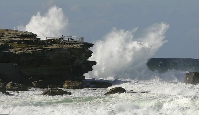 Valuri uriaşe au acoperit celebra Bondi Beach din Sydney - valuriplaja-1649181876.jpg