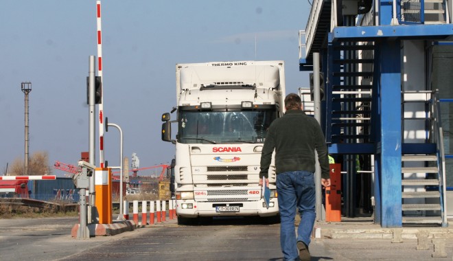 2.500 de perechi de pantaloni, confiscate în PTF Constanța Sud Agigea - vama-1384850498.jpg