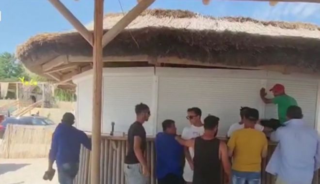 Scandal la Vama Veche, după ce mai multe baruri construite pe plajă fără autorizaţie au fost demolate