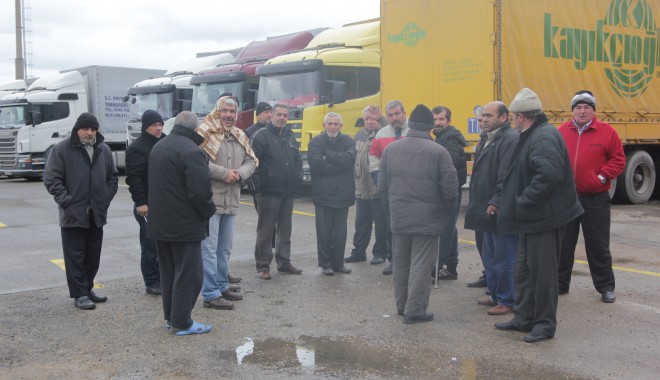 Vama Agigea a blocat de patru zile 25 de TIR-uri turcești în terminalul Ro-Ro - vamaablocat-1322134997.jpg