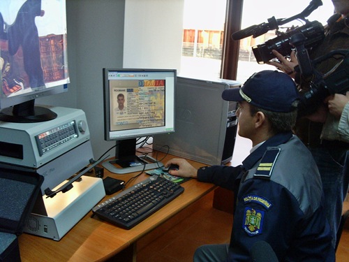 Zeci de emigranți prinși la frontiera României. Vezi cum au încercat să se ascundă de polițiști! - vamamoravita-1344768492.jpg