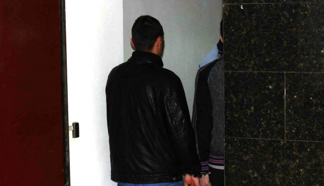 Ce spun procurorii DNA despre vameșul prins cu mită? - vames-1333445371.jpg