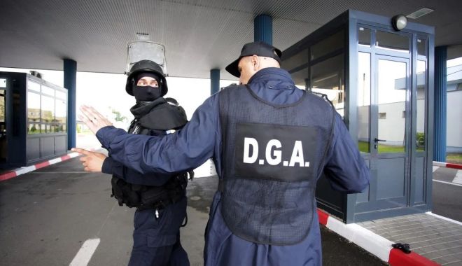 Vameșii șpăgari împărțeau banii cu șeful Vămii în WC - vamesi-1700757270.jpg