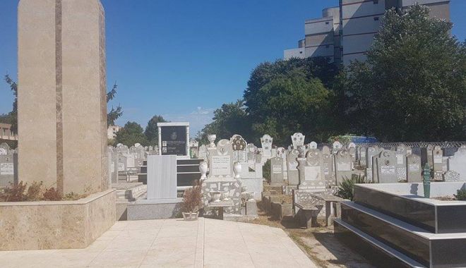 Anchetă la Valu lui Traian, după ce un mormânt din cimitirul musulman a fost distrus - vandalizarecimitir-1587573738.jpg