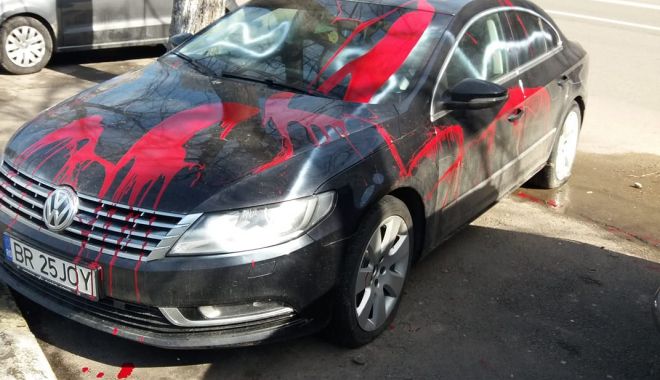 IMAGINEA ZILEI / Mașină vandalizată pe un bulevard din Constanța. 