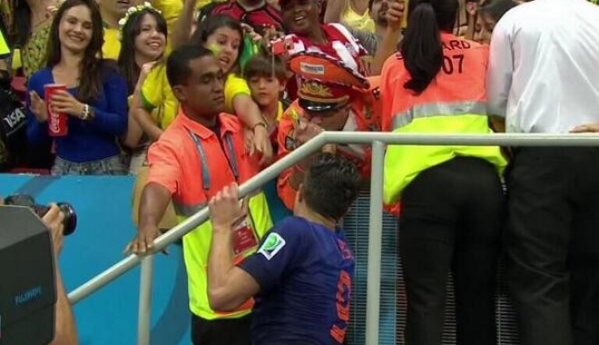 Van Persie a renunțat la medalie - vanpersiesursafanatikrojpg-1405259807.jpg