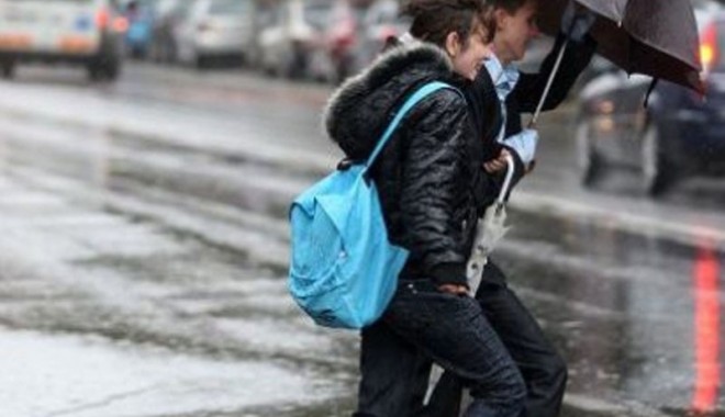 Avertizări meteo de fenomene periculoase în 12 județe și în București! - vant-1334768547.jpg