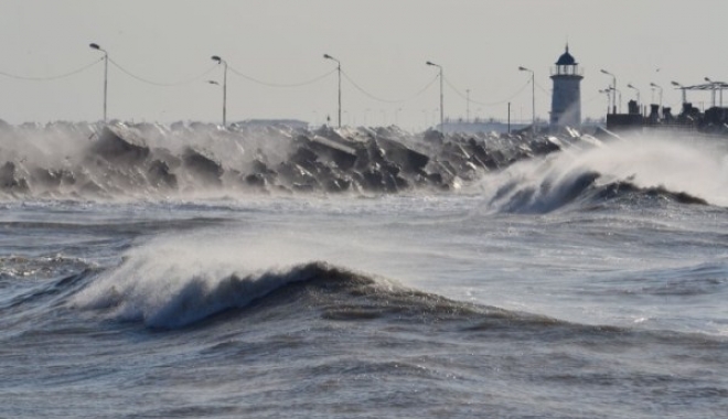 Porturile Midia, Constanța Nord și Agigea sunt închise, din cauza vântului puternic - vant-1476341041.jpg