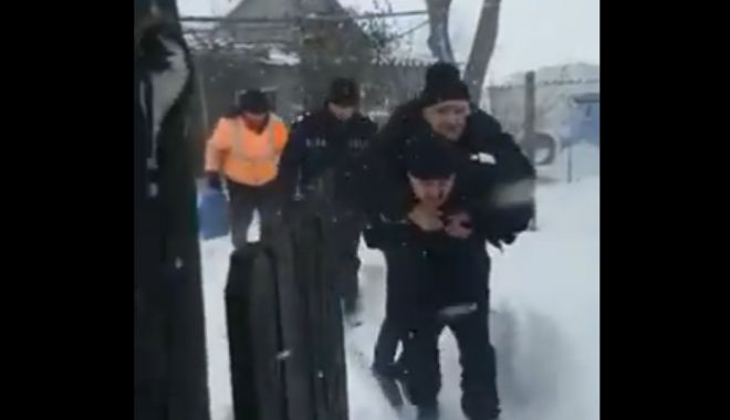 VIDEO / EI SUNT EROII NOȘTRI! Un paramedic CARĂ ÎN SPATE un bătrân cu accident vascular - vant-1519808640.jpg