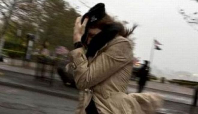 Vânt puternic la Constanța. A fost prelungită avertizarea meteorologilor - vant2-1524212560.jpg