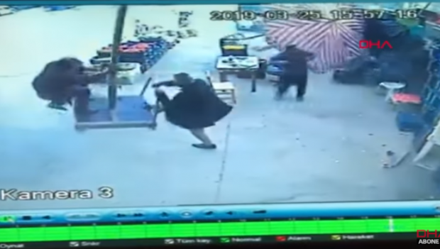 VIDEO DRAMATIC! Un turc a fost luat de vânt cu tot cu umbrela parasolar - vant33836600-1553780313.jpg