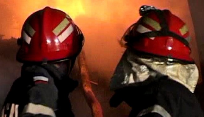 Un împingător a luat foc pe Canalul Dunăre - Marea Neagră - vapor-1396681692.jpg
