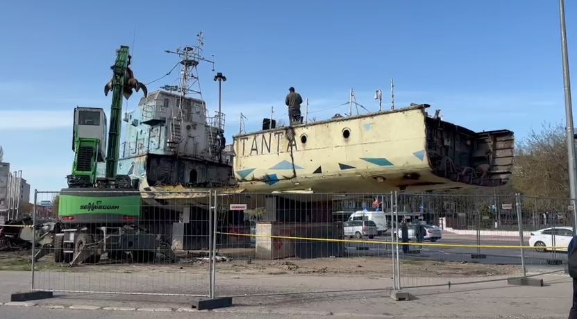 A început demolarea vaporașului de la Gară. Simbolurile maritime dispar treptat din Constanța - vaporas-demolat-1776264021.webp