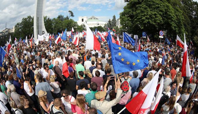 Varșovia nu cedează în privința reformei judiciare - varsovia-1530625740.jpg