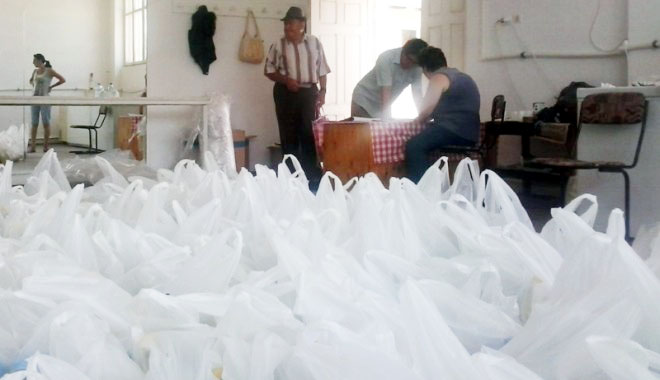 Vârstnicii cu pensii mici și persoanele fără venituri primesc pachete cu produse alimentare - varstniciisipersoanelepacheteali-1406567193.jpg