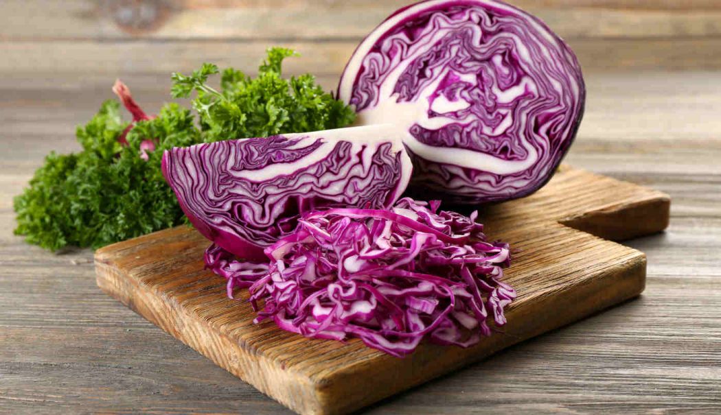 Varza roșie este o sursă bună de fibre, vitamine și minerale - varza-rosie-1739537842.jpg