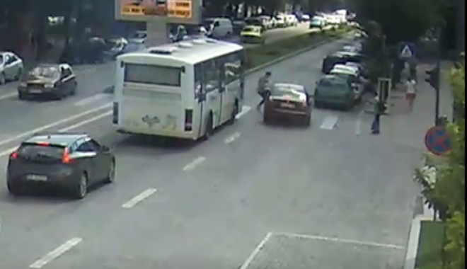 VIDEO ȘOCANT / Tânăr SPULBERAT pe trecerea de pietoni - vaslui04882800-1471589730.jpg