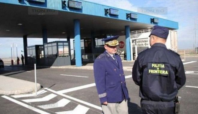 Bunuri susceptibile a fi contrafăcute, ascunse în microbuz, la vamă - vbbama-1608113217.jpg
